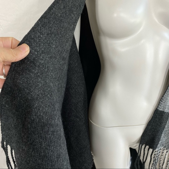 Jane & Berry Gray & White Plaid Fringed Soft Poncho Sweater - Picture 7 of 8